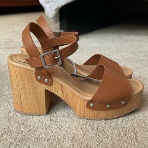 NEW NEVER WORN! Strappy platform sandal 👡